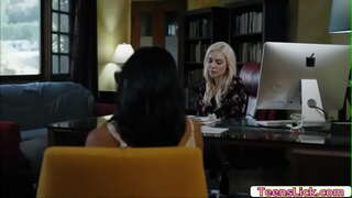 Avi प्रेम फक्त घड्याळ archangel मिळेल तिच्या मांजर पराभव