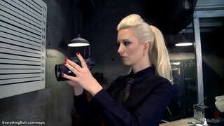 Wielkie cycki милф policjant Cherry Thorn analne zabawki brunetka zawarta Maddy O &#039; Reilly w biurze następnie anal pieprzy ją i Veronicę Авлув w celi więziennej w trójkę