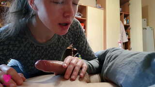 Namiętny zaniedbany sex oralny z miniaturową laski ze spermą w ustach