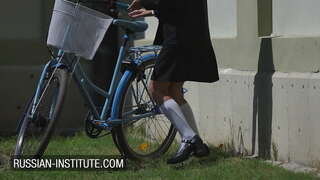 Млада студентка иска по-голям от своя учител