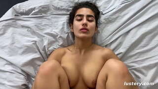 ���ਿੰਨ ਉਸ ਦੇ ਲਤ੍ਤਾ ਉਸ ਦੇ ਸਿਰ &#039; ਤੇ ਲਈ ਡੂੰਘੇ ਪਾਉਣਾ