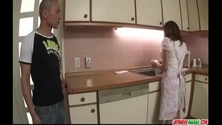 Hikaru Вакабаяси wykorzystuje swoje duże cycki, aby bawić się z członkiem