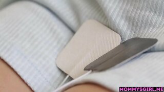 Macocha i jej mała dziewczynka jest zadowolony z siebie