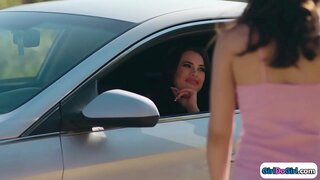 Tri super e nxehtë e kolegjit të vajzave të bëjë në shtrat.Dy prej tyre thith tyre kuqo miq të fortë tits para një bas saj 19yo gfs pidhi ndërsa ulur fytyrë e kuqo.Teen girl ha pidhi dhe pastaj ata fshij çdo tjerët pidhi derisa ata sperma