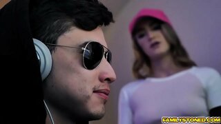 Teen Sexy Kenzie Madison twerks ei ass seducing ei stepbrother yna mae hi&#039;n agor ei pussy i wneud iddo fewnosod ei dick enfawr