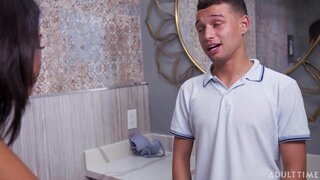 Вієна Блек спіймала свого друга, який дрочив маминим бюстгальтером! Вієна Блек спіймала свого друга, який дрочив маминим бюстгальтером!