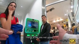 HUNT4K. Ang tawo nagtan-aw kon sa unsang paagi sa iyang katahum gets nakasulod pinaagi sa dumuloong