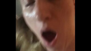 Phambi kwexesha ngentsasa blowjob kwaye ukwabelana ngesondo blonde bombshell MIlF