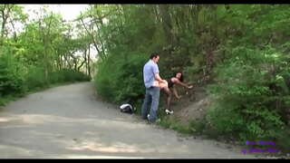 D&#039;abord ils se touchent les uns les autres dans un bar et puis ils vont baiser dans le jardin public