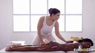 Я люблю огромные сиськи моей лесбийской массажистки.