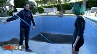 Emo วัยรุ่นด้วยสีเขียวผมลึกระยำและน้ำเชื้ออยู่หน้า