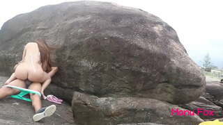 Pornostjerner Manu Fox anal sex uden kondom på den offentlige strand